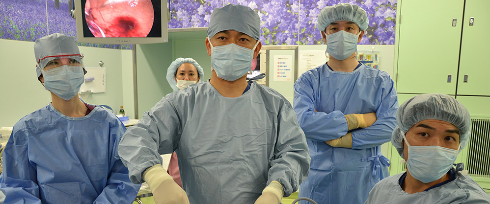 内视镜手术件数全球第一的Medical-Topia草加医院院长金平永二正在做内视镜外科手术